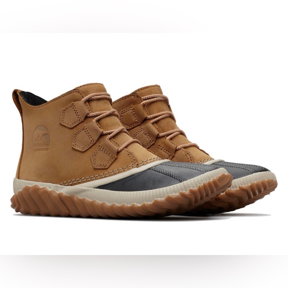 Sorel Brown and Navy Leather Rubber Ankle Boots